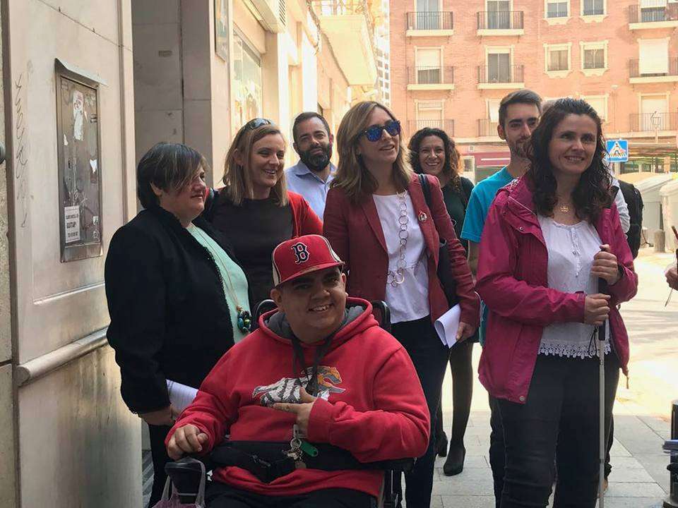 Conchita Ruiz realiza la “Ruta de la Accesibilidad del Barrio de Santa Eulalia” acompañada por los colectivos de la discapacidad.
