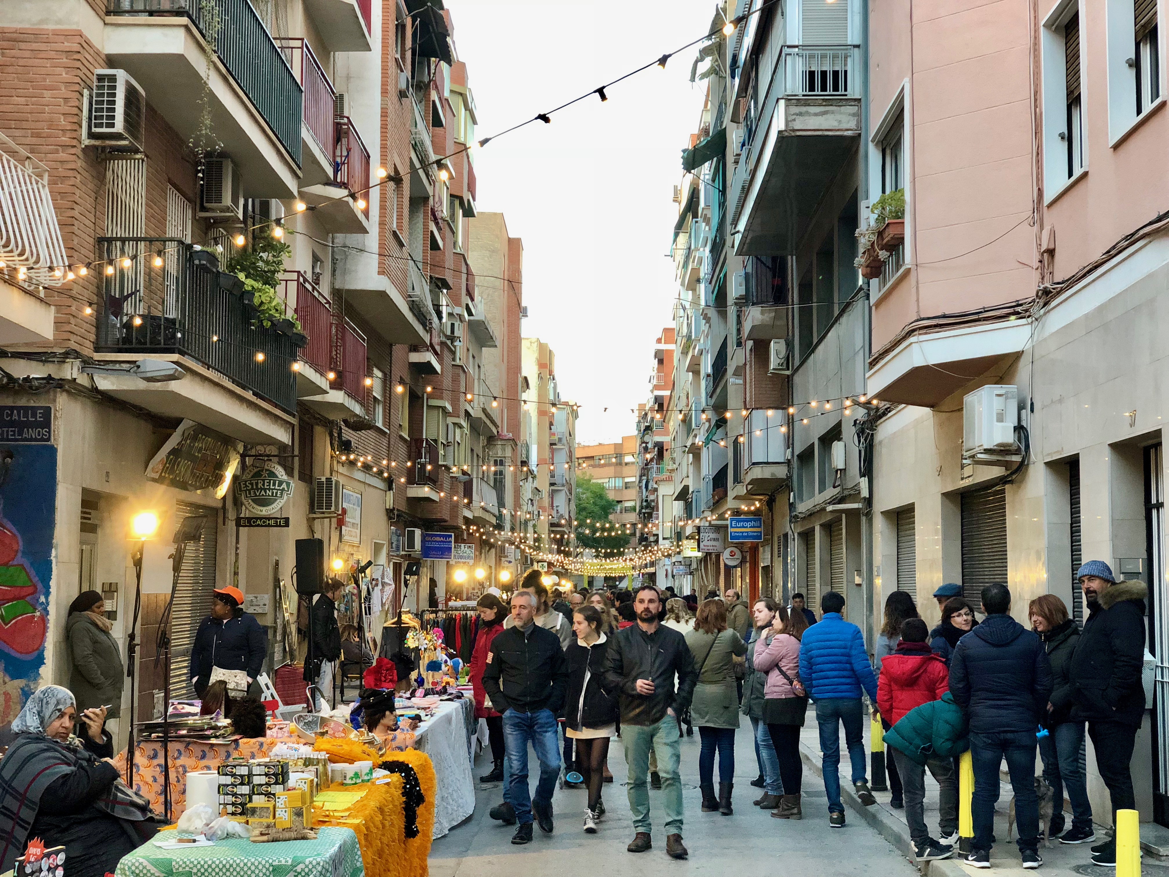 Más de 7.000 personas disfrutan del mercado Mixtura en el barrio de El Carmen